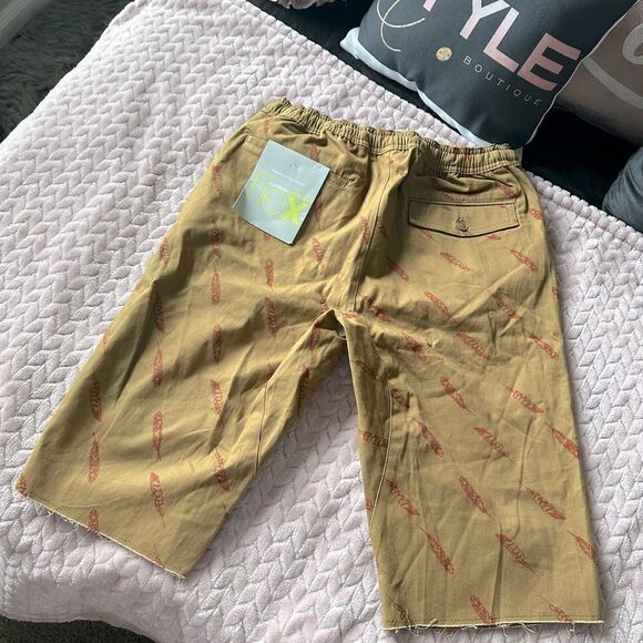 Printed Khaki Shorts! - Picture 3 of 4